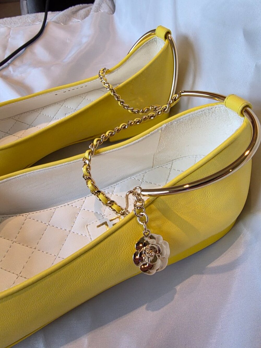 CHANEL Yellow Leather Ballet Flats Gold Chain Size 39.5 - Picture 6 of 8